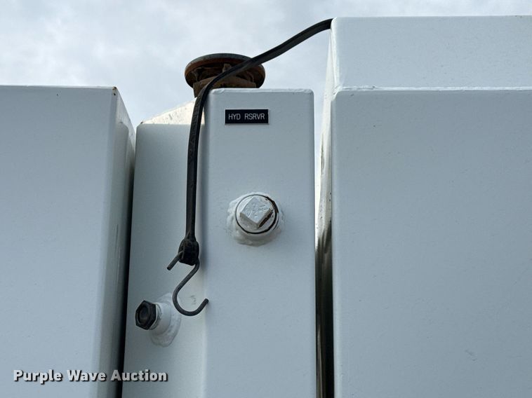 image for item EG5710 2013 International 7400 fuel / lube truck