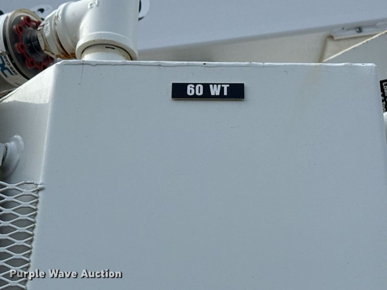 image for item EG5710 2013 International 7400 fuel / lube truck