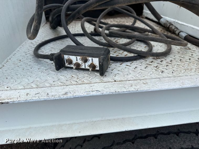 image for item EG5710 2013 International 7400 fuel / lube truck