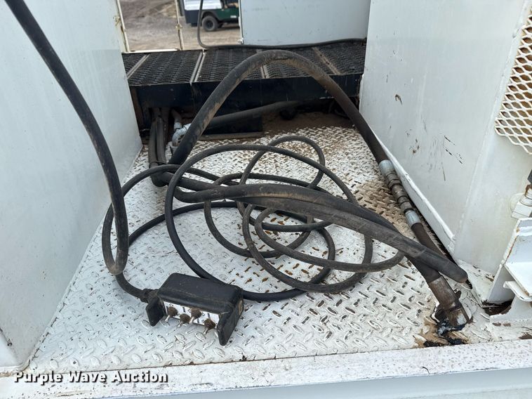 image for item EG5710 2013 International 7400 fuel / lube truck