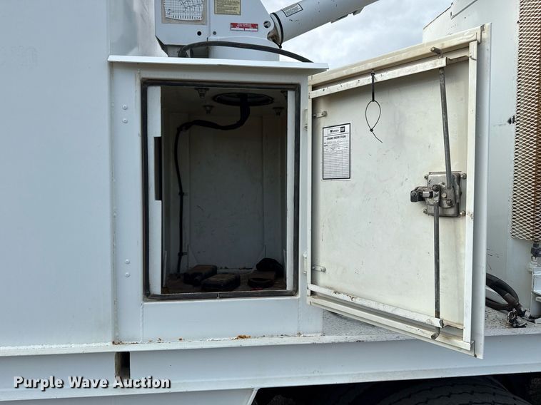 image for item EG5710 2013 International 7400 fuel / lube truck