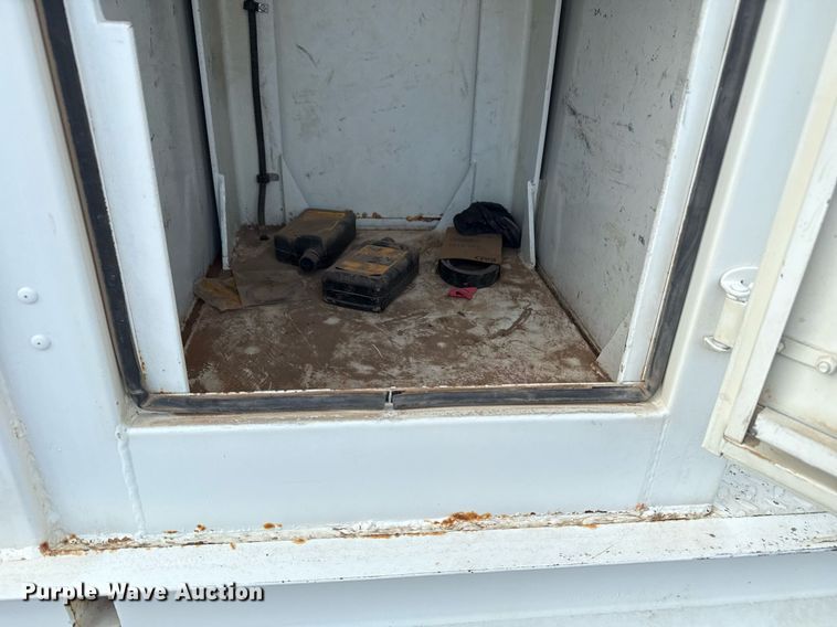 image for item EG5710 2013 International 7400 fuel / lube truck