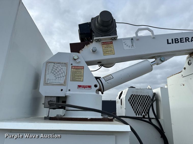 image for item EG5710 2013 International 7400 fuel / lube truck