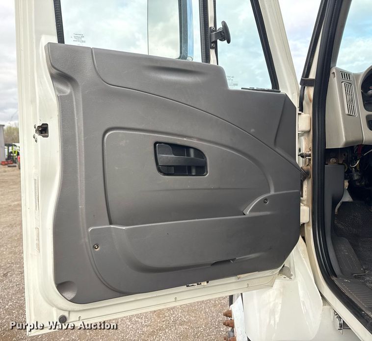 image for item EG5710 2013 International 7400 fuel / lube truck