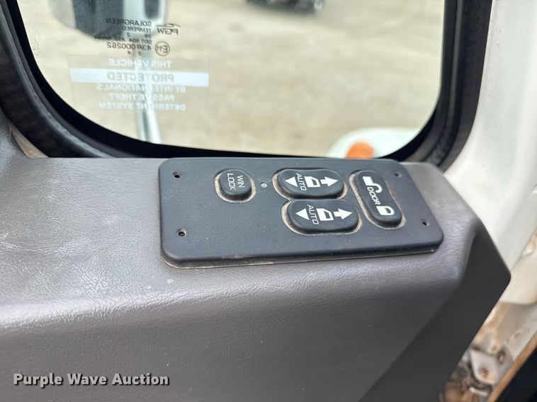 image for item EG5710 2013 International 7400 fuel / lube truck