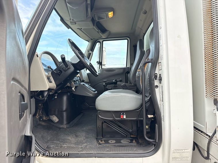 image for item EG5710 2013 International 7400 fuel / lube truck