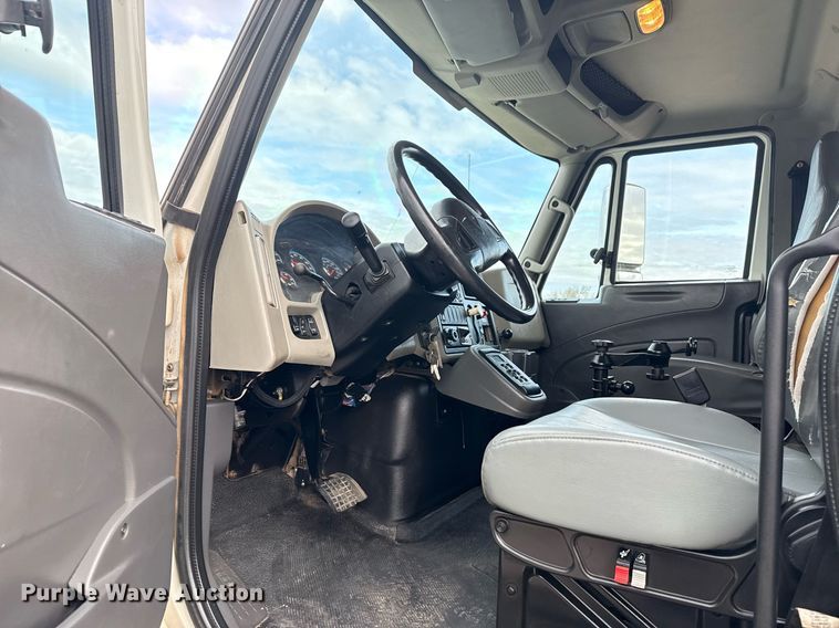 image for item EG5710 2013 International 7400 fuel / lube truck