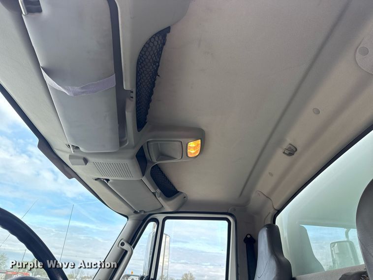 image for item EG5710 2013 International 7400 fuel / lube truck