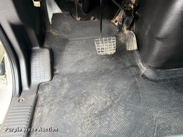 image for item EG5710 2013 International 7400 fuel / lube truck