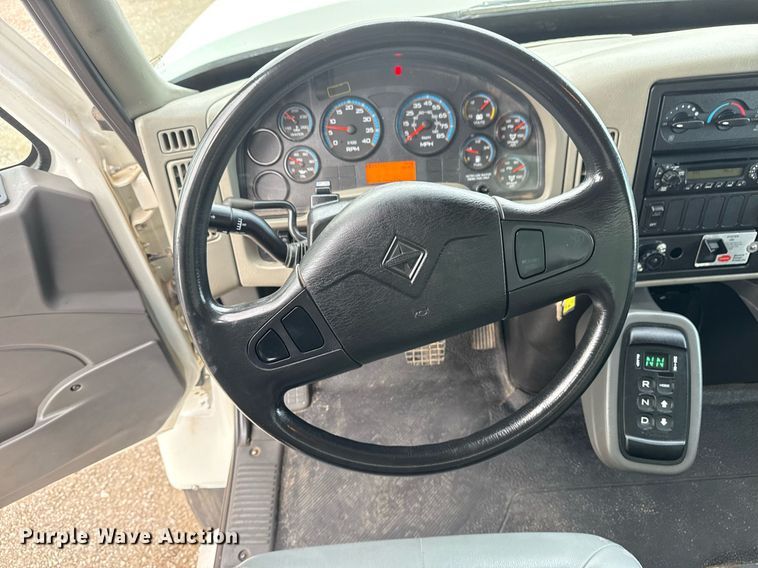 image for item EG5710 2013 International 7400 fuel / lube truck