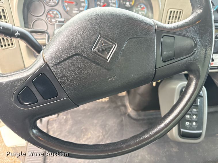 image for item EG5710 2013 International 7400 fuel / lube truck