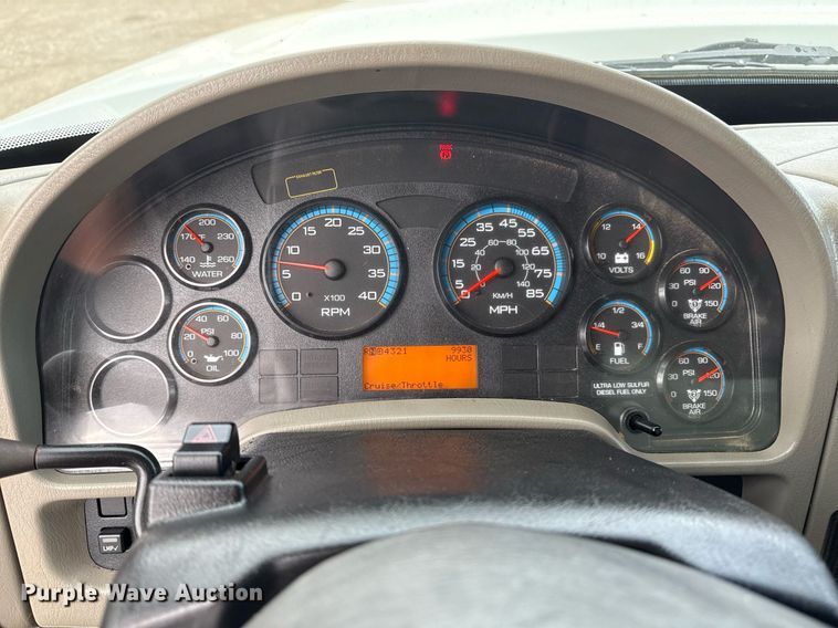 image for item EG5710 2013 International 7400 fuel / lube truck