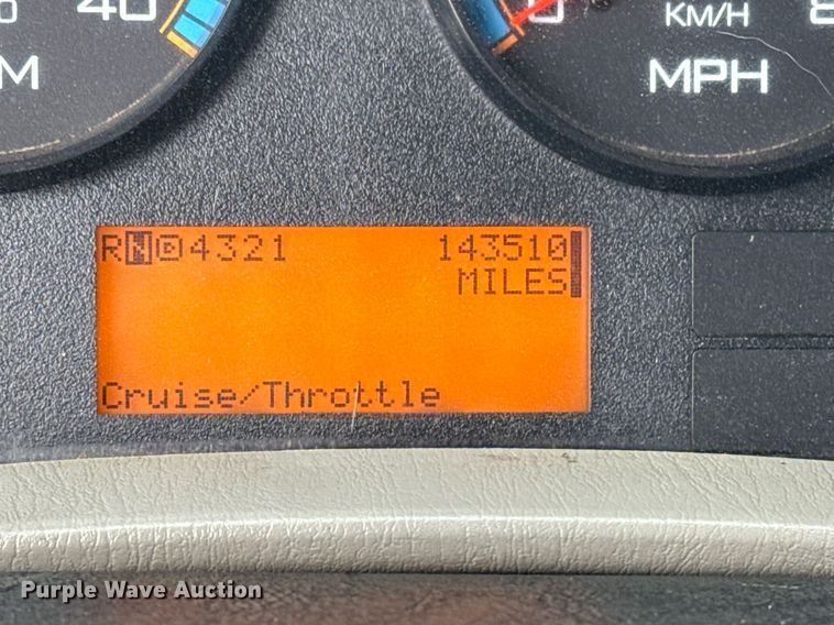 image for item EG5710 2013 International 7400 fuel / lube truck