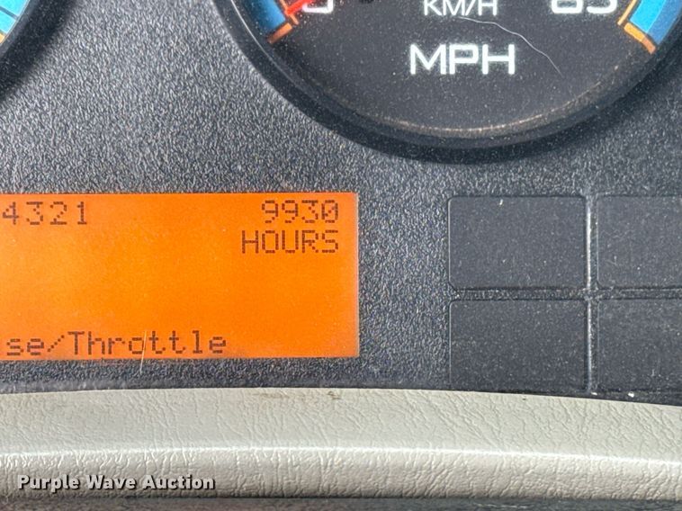 image for item EG5710 2013 International 7400 fuel / lube truck