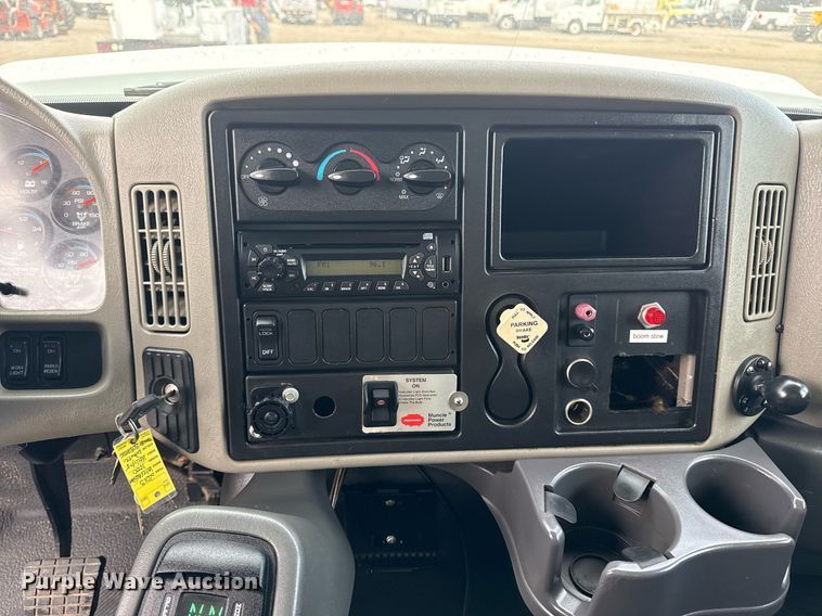 image for item EG5710 2013 International 7400 fuel / lube truck