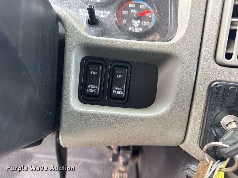 image for item EG5710 2013 International 7400 fuel / lube truck