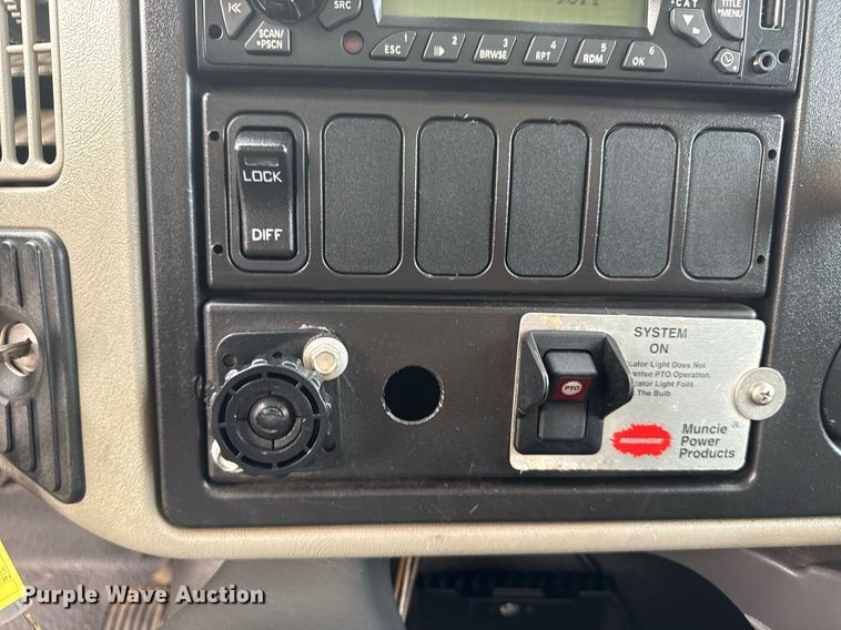 image for item EG5710 2013 International 7400 fuel / lube truck