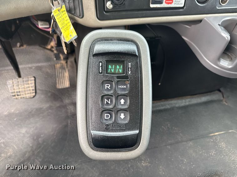 image for item EG5710 2013 International 7400 fuel / lube truck