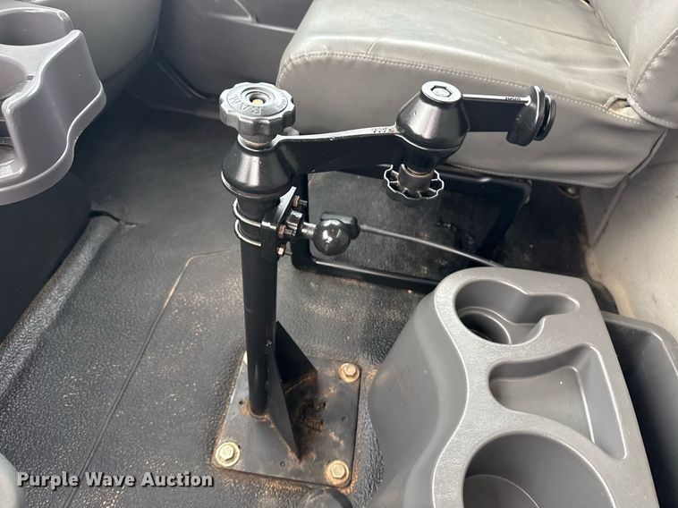 image for item EG5710 2013 International 7400 fuel / lube truck