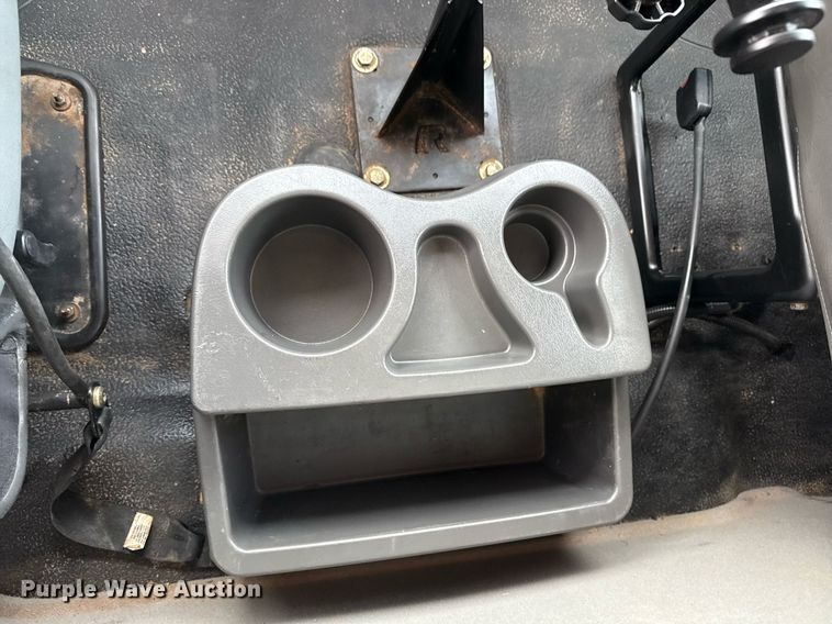 image for item EG5710 2013 International 7400 fuel / lube truck