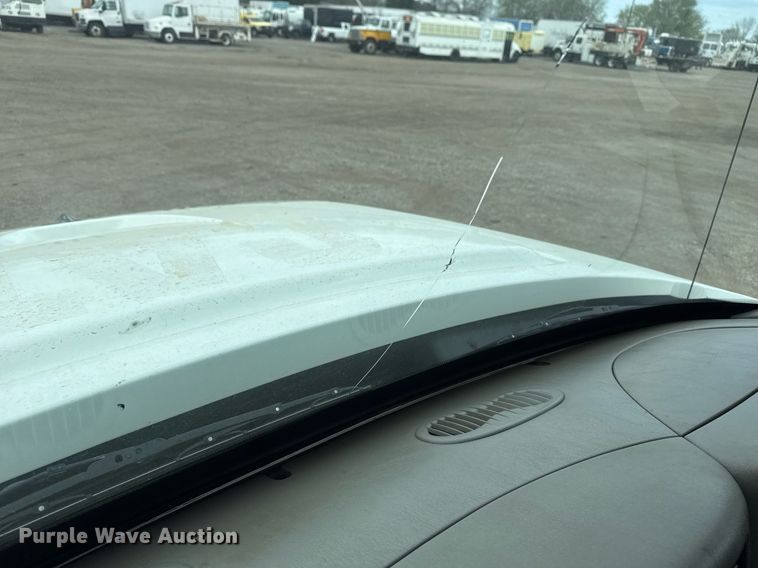 image for item EG5710 2013 International 7400 fuel / lube truck