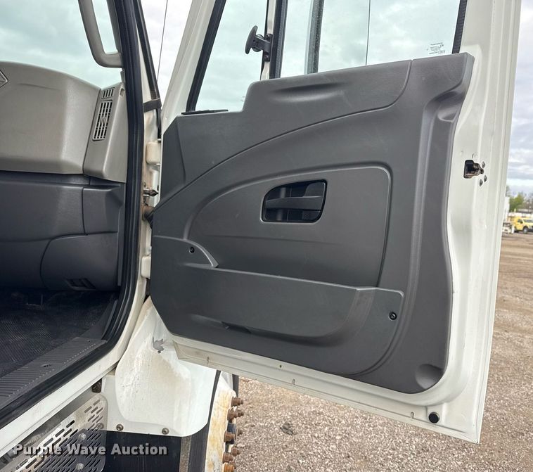 image for item EG5710 2013 International 7400 fuel / lube truck