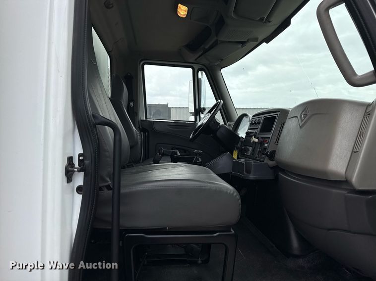 image for item EG5710 2013 International 7400 fuel / lube truck