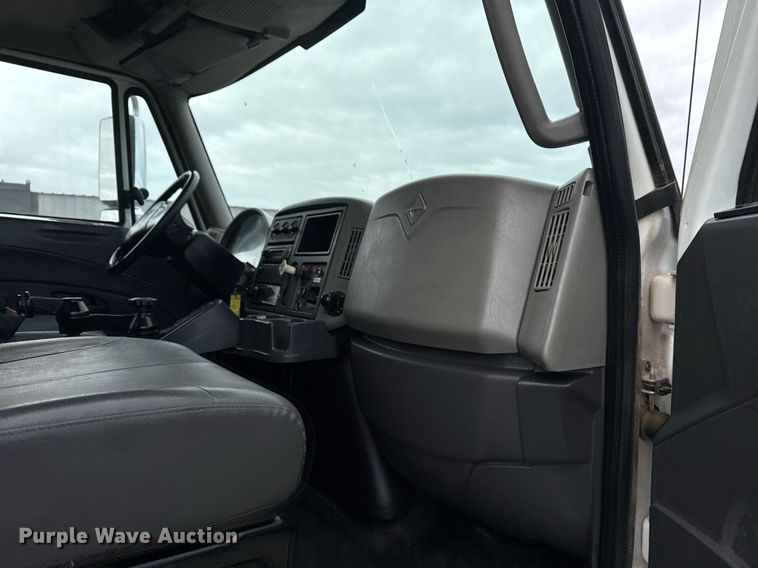 image for item EG5710 2013 International 7400 fuel / lube truck