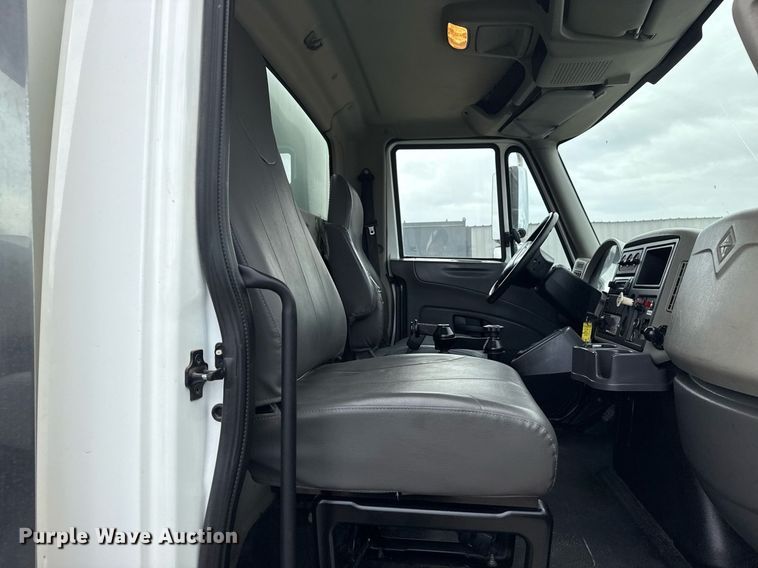 image for item EG5710 2013 International 7400 fuel / lube truck