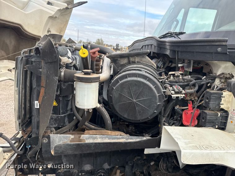 image for item EG5710 2013 International 7400 fuel / lube truck