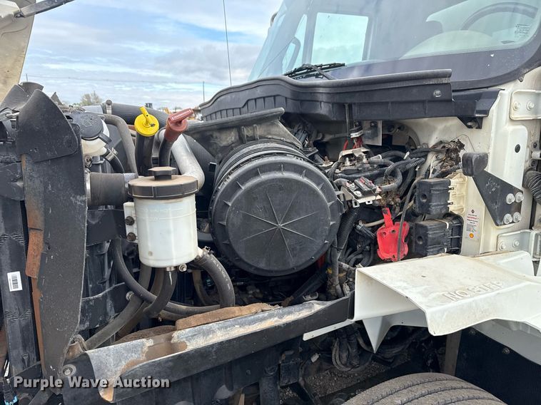 image for item EG5710 2013 International 7400 fuel / lube truck