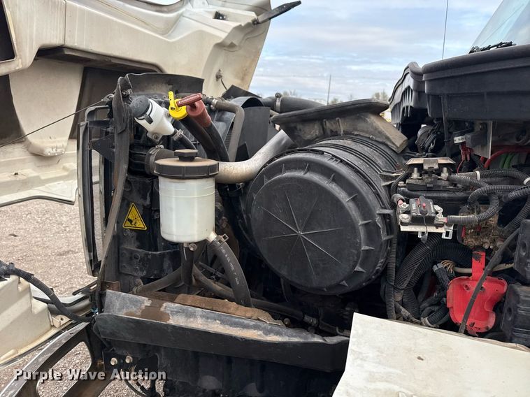 image for item EG5710 2013 International 7400 fuel / lube truck