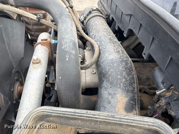 image for item EG5710 2013 International 7400 fuel / lube truck