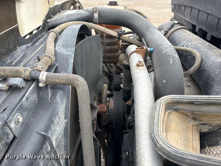 image for item EG5710 2013 International 7400 fuel / lube truck