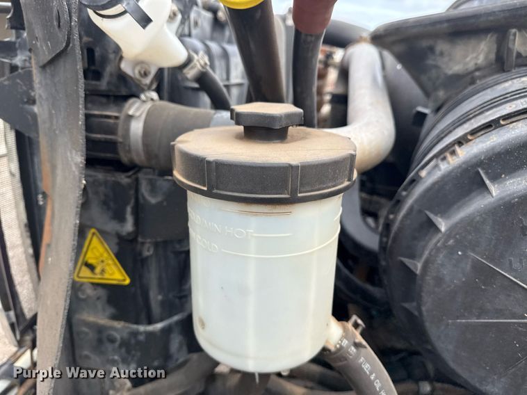 image for item EG5710 2013 International 7400 fuel / lube truck