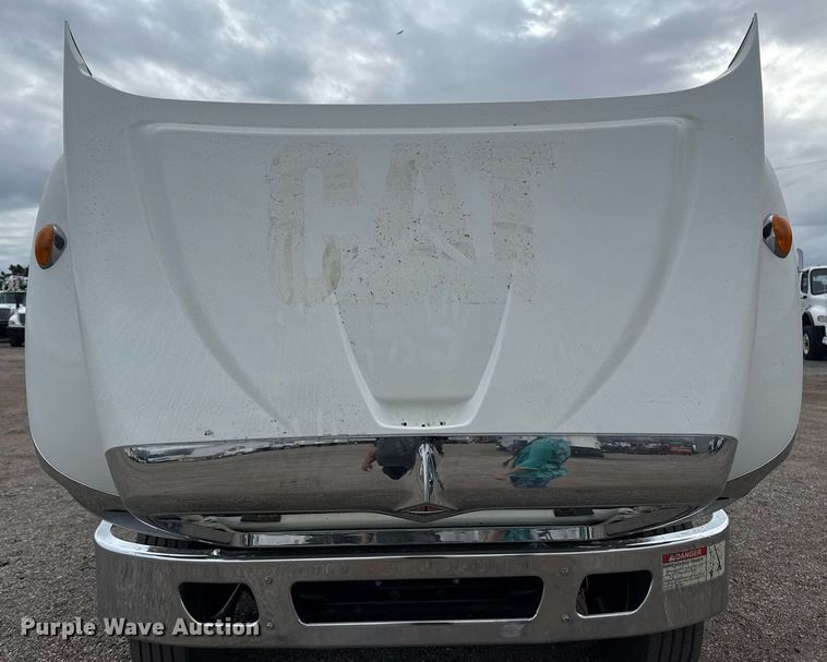 image for item EG5710 2013 International 7400 fuel / lube truck