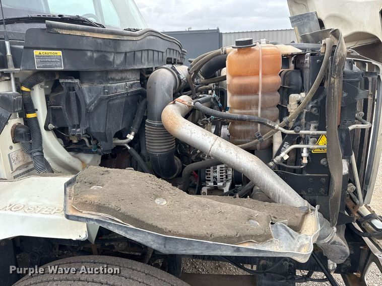 image for item EG5710 2013 International 7400 fuel / lube truck