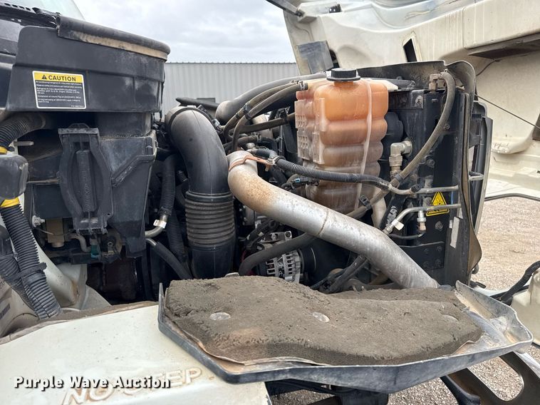 image for item EG5710 2013 International 7400 fuel / lube truck