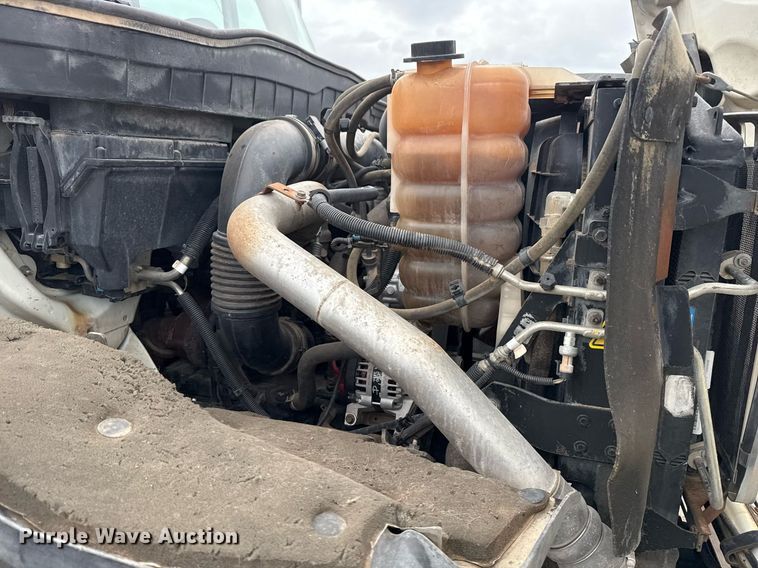 image for item EG5710 2013 International 7400 fuel / lube truck