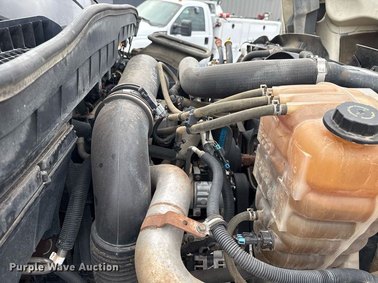 image for item EG5710 2013 International 7400 fuel / lube truck