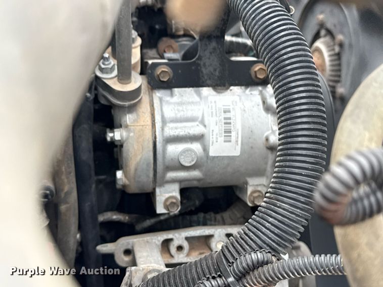 image for item EG5710 2013 International 7400 fuel / lube truck