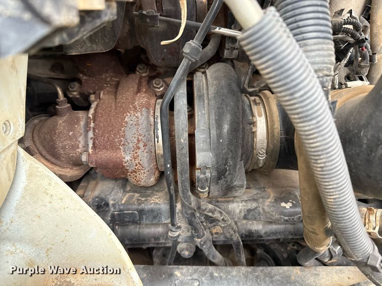 image for item EG5710 2013 International 7400 fuel / lube truck