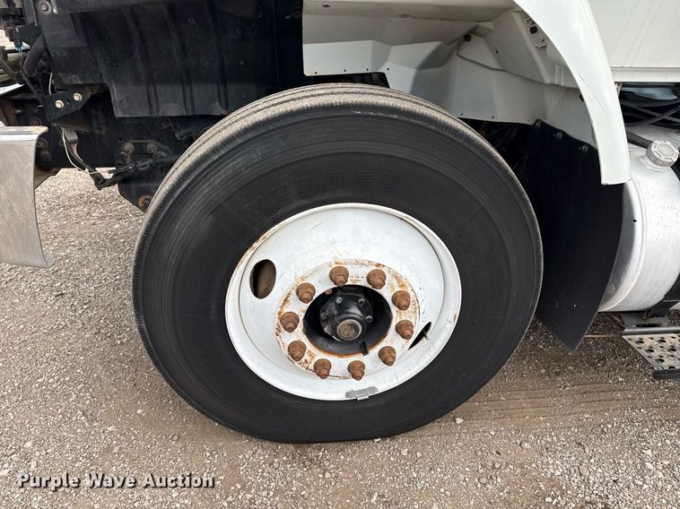 image for item EG5710 2013 International 7400 fuel / lube truck