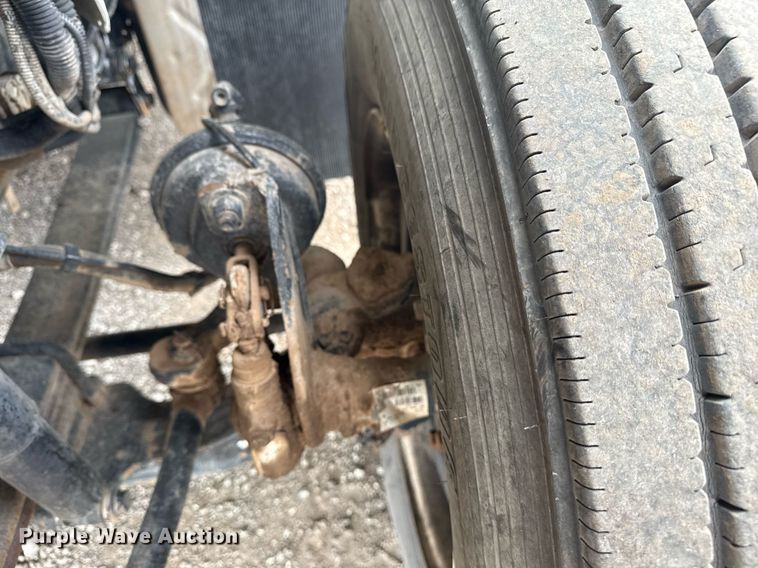 image for item EG5710 2013 International 7400 fuel / lube truck