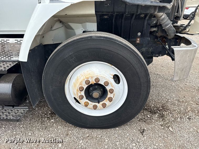 image for item EG5710 2013 International 7400 fuel / lube truck