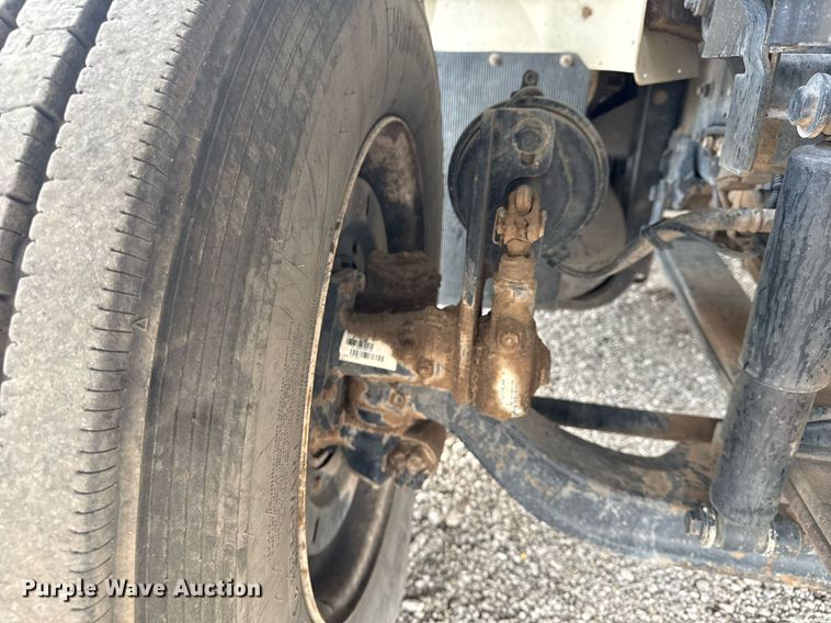 image for item EG5710 2013 International 7400 fuel / lube truck