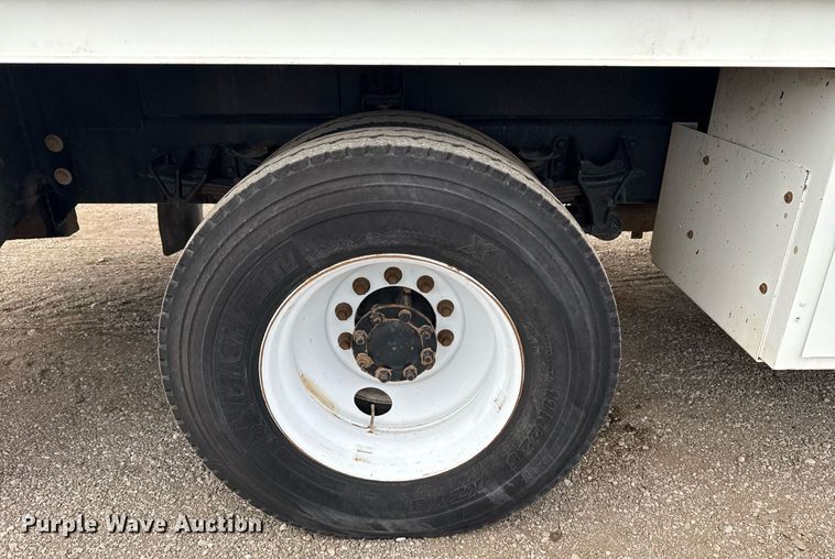 image for item EG5710 2013 International 7400 fuel / lube truck