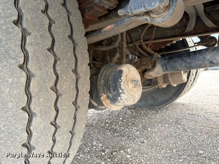 image for item EG5710 2013 International 7400 fuel / lube truck