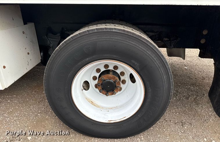 image for item EG5710 2013 International 7400 fuel / lube truck