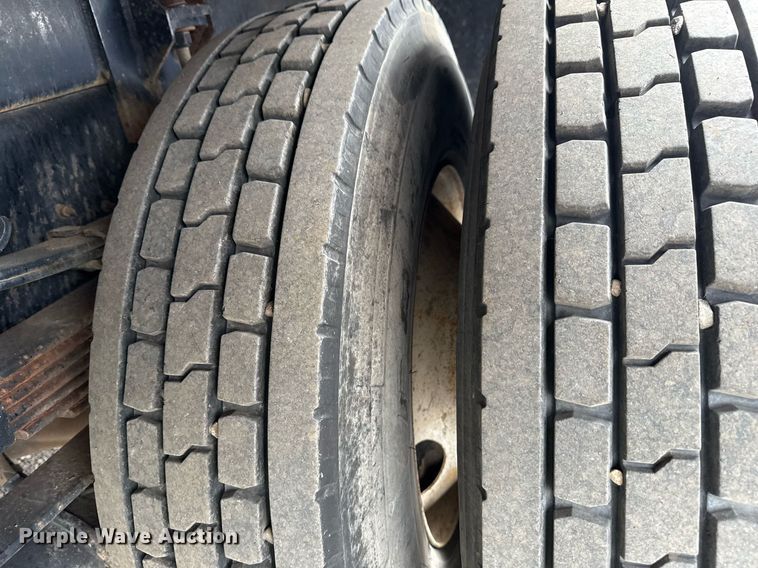 image for item EG5710 2013 International 7400 fuel / lube truck